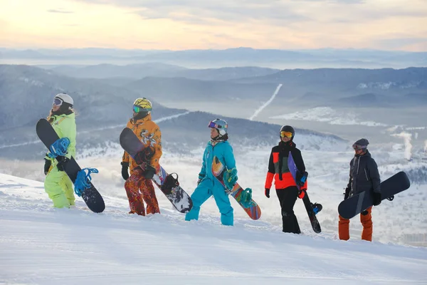 Groep van vrienden snowboarders plezier op de bovenkant van berg — Stockfoto