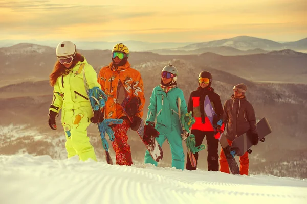 Grupo de amigos snowboarders divirtiéndose en la cima de la montaña —  Fotos de Stock