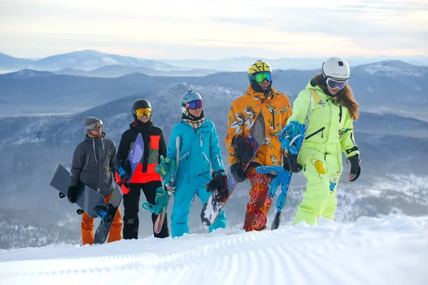 Groep van vrienden snowboarders plezier op de bovenkant van berg — Stockfoto