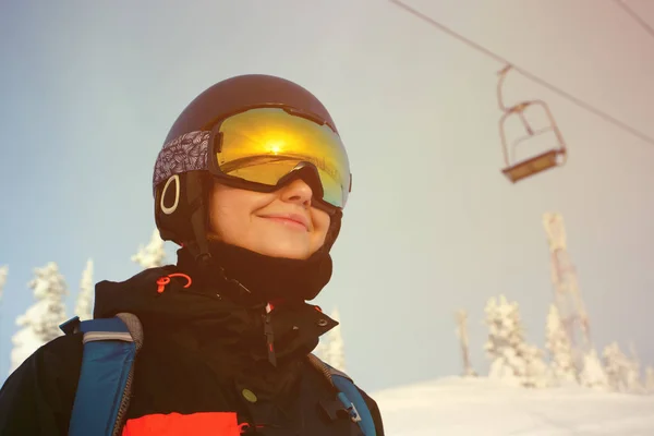 A menina com um snowboard na estância de esqui — Fotografia de Stock