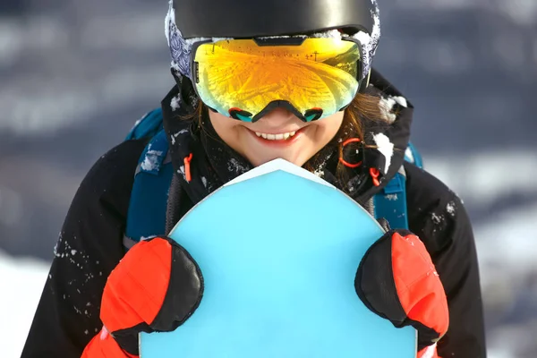 La muchacha con el snowboard en la estación de esquí — Foto de Stock