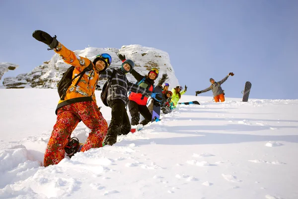 Grupo de amigos snowboarders se divertindo no topo da montanha — Fotografia de Stock