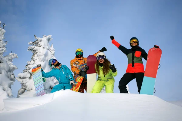 Gruppe glückliche Freunde haben Spaß im Skigebiet Sheregesh. — Stockfoto