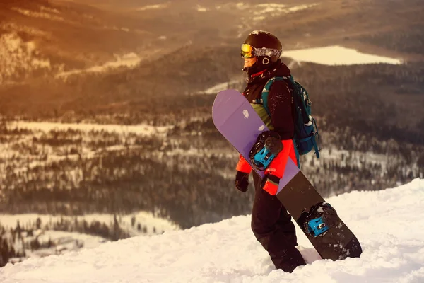 Menina snowboard nas montanhas — Fotografia de Stock