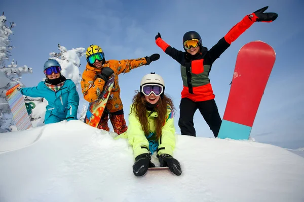Grupp glada vänner att ha kul på Sheregesh ski resort. — Stockfoto
