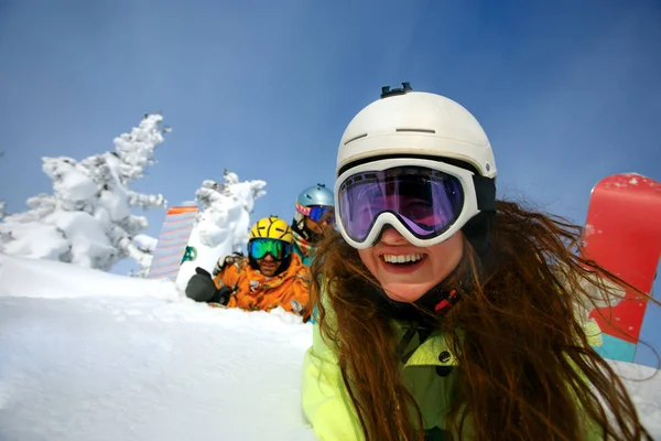 Grupo amigos felizes se divertindo na estância de esqui Sheregesh . — Fotografia de Stock