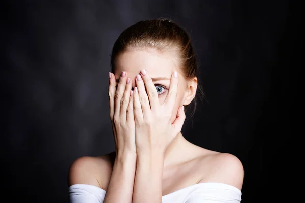 Garota assustada cobrindo seu rosto com as mãos — Fotografia de Stock