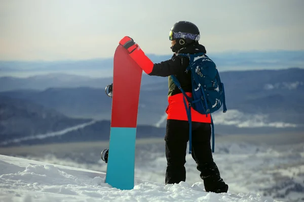 Όμορφη νεαρή κοπέλα με ένα snowboard — Φωτογραφία Αρχείου