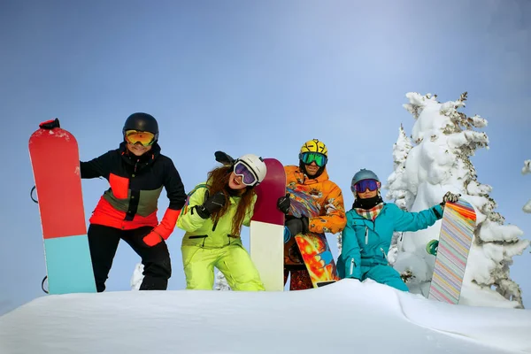 Grupo amigos felizes se divertindo na estância de esqui Sheregesh . — Fotografia de Stock