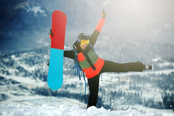 Schöne junge Mädchen mit einem Snowboard — Stockfoto