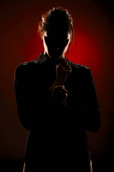 Retrato de silhueta de uma jovem menina em uma camisa preta — Fotografia de Stock