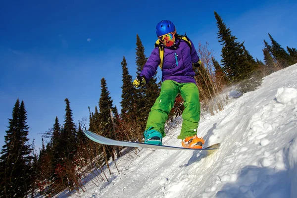Snowboarder pulando pelo ar — Fotografia de Stock