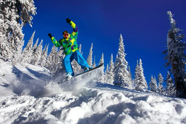 Snowboardista skoky vzduchem — Stock fotografie