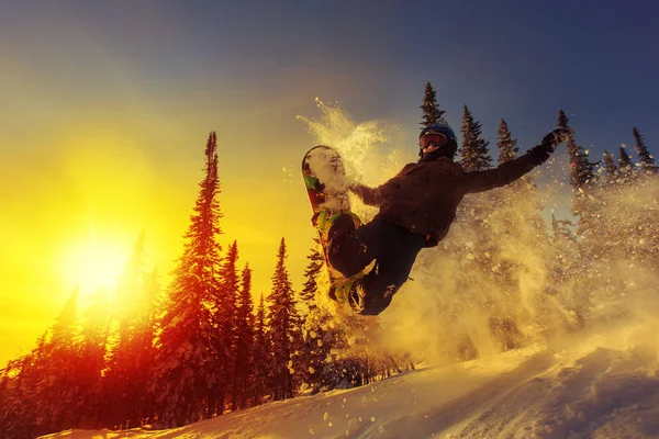 Snowboarder springen door lucht — Stockfoto