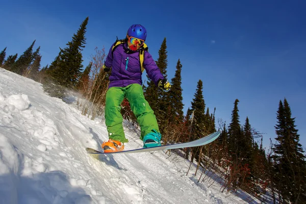 Snowboarder saltando por el aire — Foto de Stock