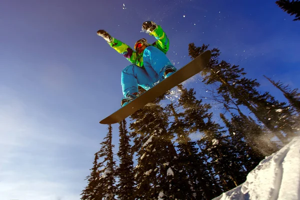 Snowboardista skoky vzduchem — Stock fotografie