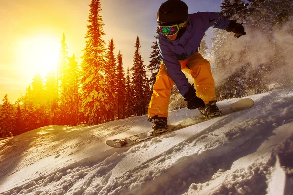 Snowboardåkare hoppa genom luften — Stockfoto