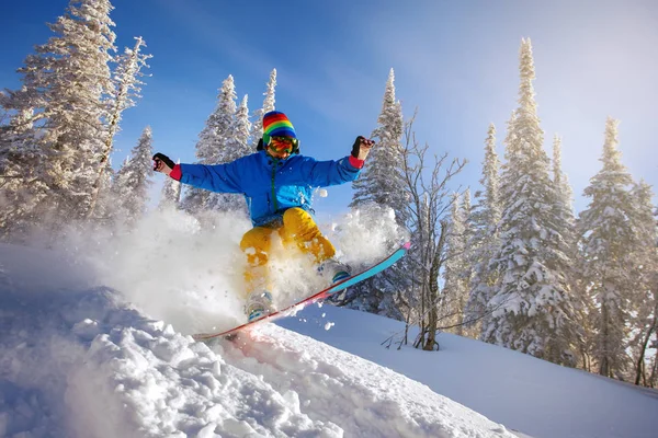 Snowboarder springen door lucht — Stockfoto