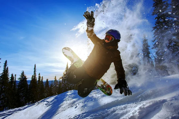 Snowboardzista skoki w powietrzu — Zdjęcie stockowe