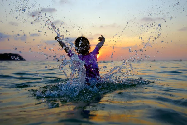 Gelukkig meisje genieten van strandvakantie. — Stockfoto