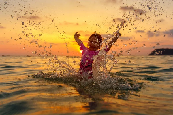 Ευτυχισμένη κοριτσάκι να απολαύσετε διακοπές παραλία διακοπές. — Φωτογραφία Αρχείου