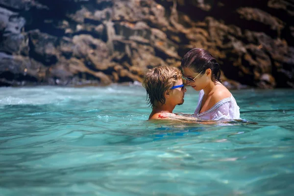 Happy couple on the beach — Stock Photo, Image