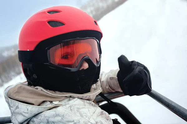 Meisje skiër in een rode helm en bril — Stockfoto