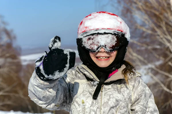 Girl skier, in red helmet and glasses shows thumb up — Stock Photo, Image