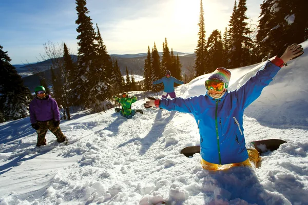 Grupp av vänner snowboardåkare har kul på toppen av berg — Stockfoto