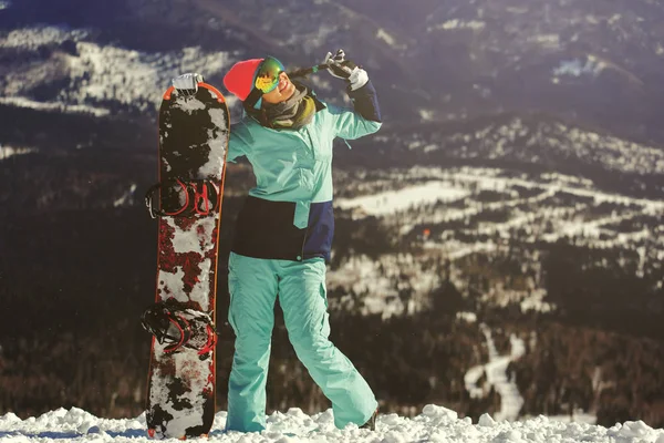 Garota snowboarder gosta da estância de esqui — Fotografia de Stock