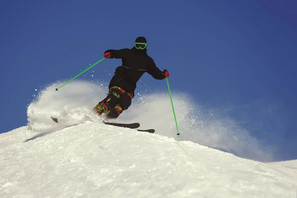 Лыжник в горах — стоковое фото