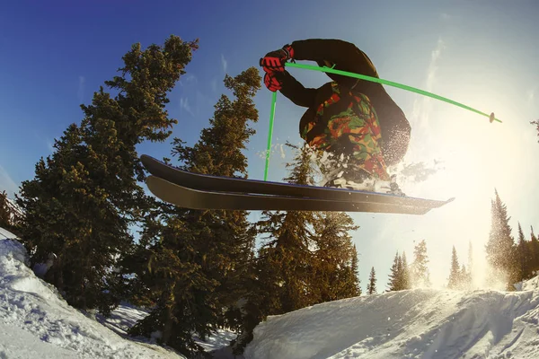 The skier jumps from a springboard in the ski resort. — Stock Photo, Image