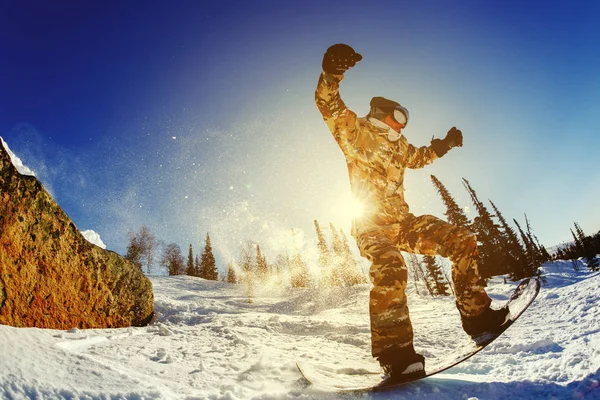 Snowboarder rápido cuesta abajo en polvo . — Foto de Stock
