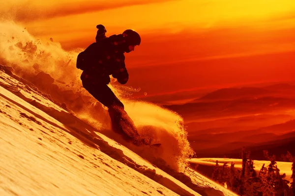 Snelle snowboarder bergafwaarts in poedervorm. — Stockfoto