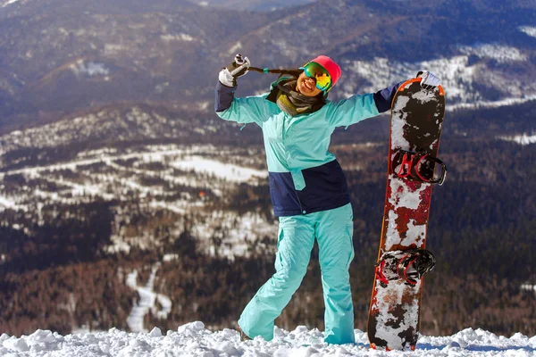Dívka snowboardista se nachází lyžařské středisko — Stock fotografie