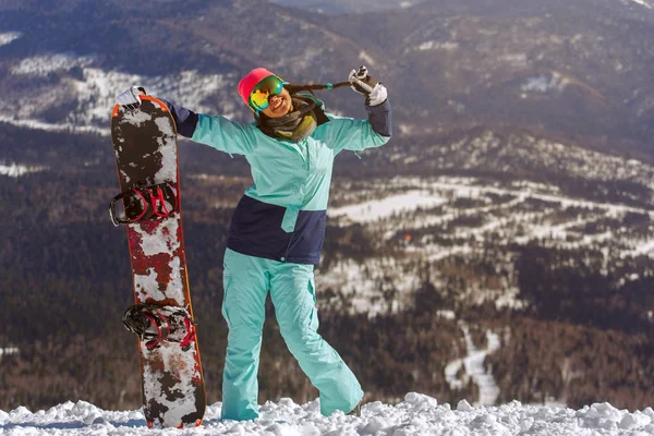 Garota snowboarder gosta da estância de esqui — Fotografia de Stock