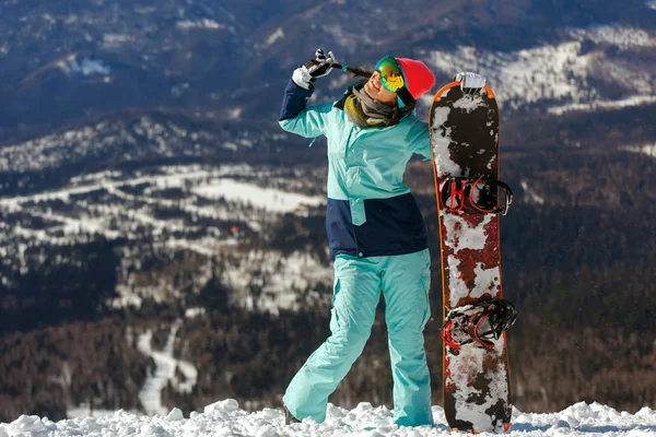 Gadis snowboarder menikmati ski resort — Stok Foto