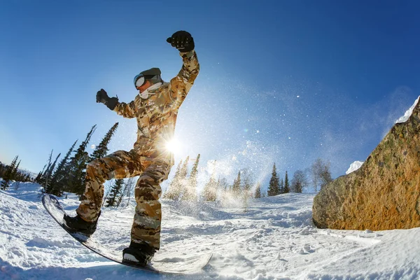 Snabb snowboardåkare utförsåkning i pulver. — Stockfoto