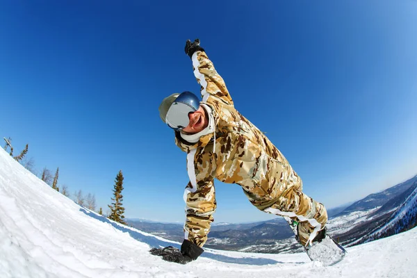 Snowboardista chlap se těší na dovolenou v lyžařském středisku — Stock fotografie