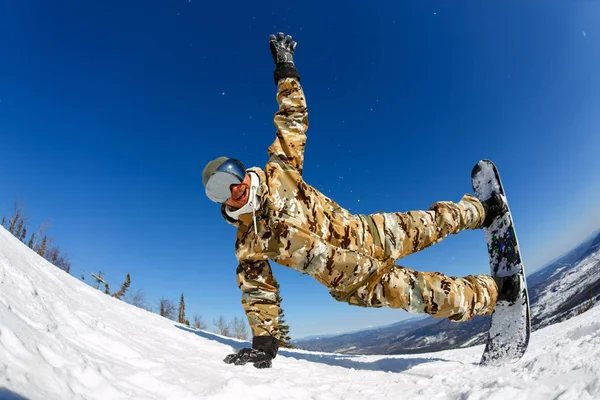 Snowboardista chlap se těší na dovolenou v lyžařském středisku — Stock fotografie