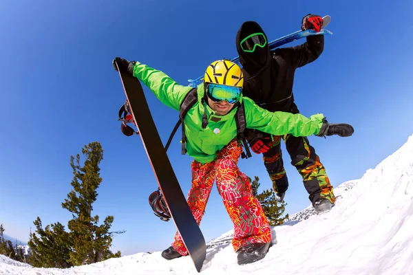 Joyeux snowboarder posant au sommet d'une montagne — Photo