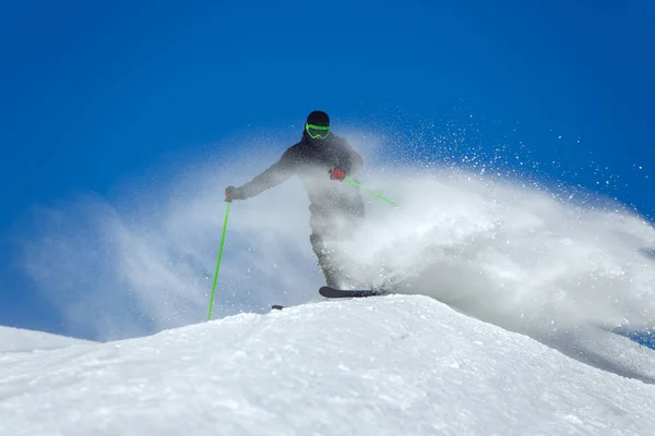 Skifahrer in den Bergen — Stockfoto