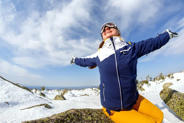 Chica snowboarder disfruta de la estación de esquí —  Fotos de Stock