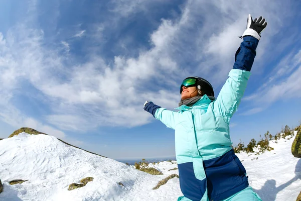 Dívka snowboardista se nachází lyžařské středisko — Stock fotografie