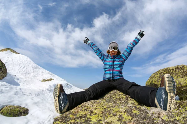 Meisje snowboarder geniet het ski-oord — Stockfoto