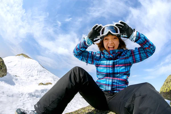 Snowboarder lány élvezi a ski resort — Stock Fotó