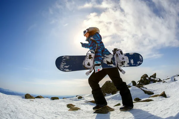 Snowboarderin genießt das Skigebiet — Stockfoto