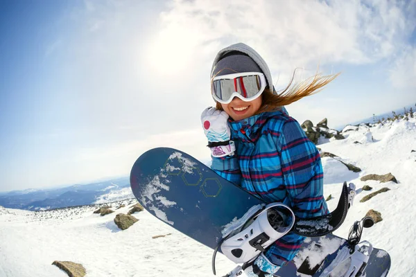 Chica snowboarder disfruta de la estación de esquí —  Fotos de Stock