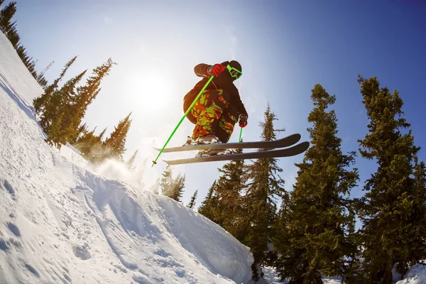 The skier jumps from a springboard in the ski resort. — Stock Photo, Image