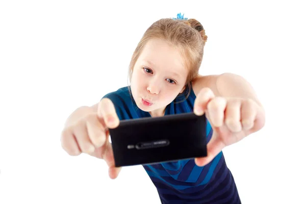 Una bambina fa selfie — Foto Stock